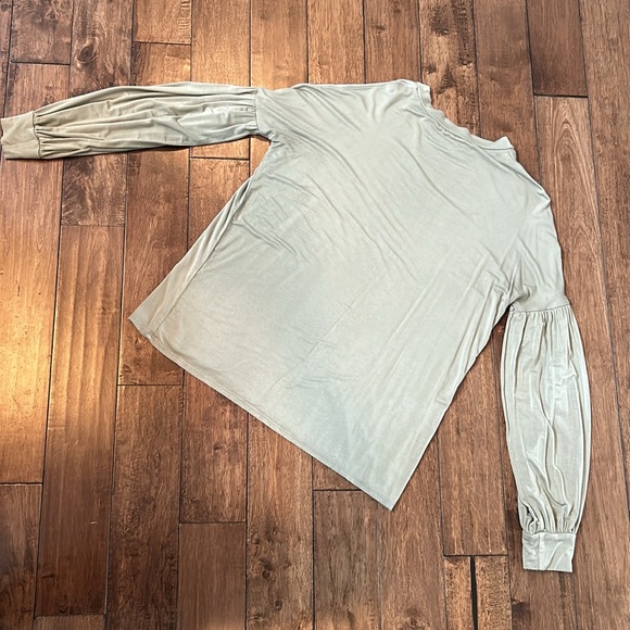 2 Hearts Brand balloon sleeve top size small - Picture 2 of 2